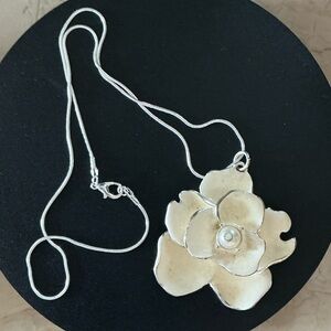 Elegant Cream Flower Pendant Necklace